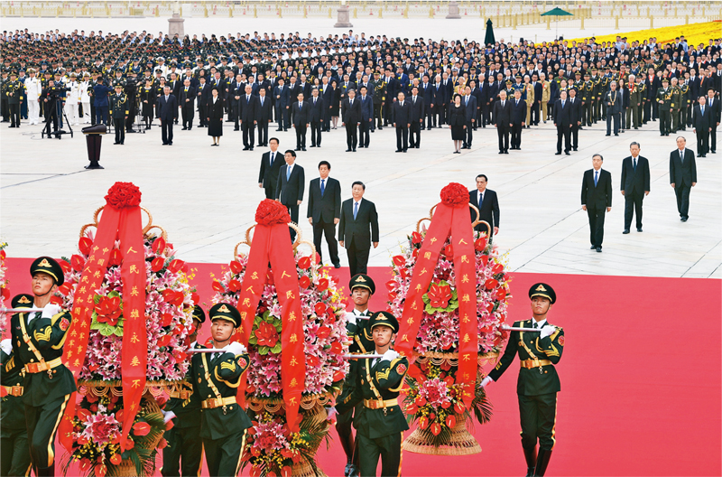 2021年9月30日上午，黨和國家領(lǐng)導(dǎo)人習(xí)近平、李克強(qiáng)、栗戰(zhàn)書、汪洋、王滬寧、趙樂際、韓正、王岐山等來到北京天安門廣場，出席烈士紀(jì)念日向人民英雄敬獻(xiàn)花籃儀式。 新華社記者 張領(lǐng)/攝