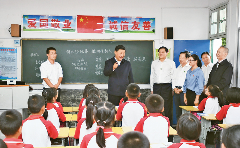 2020年9月16日至18日，中共中央總書記、國家主席、中央軍委主席習(xí)近平在湖南考察。這是16日下午，習(xí)近平在郴州市汝城縣文明瑤族鄉(xiāng)第一片小學(xué)，同正在上思政課的同學(xué)們親切交流。 新華社記者 謝環(huán)馳/攝