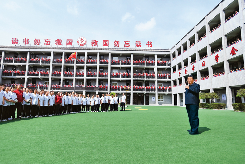 2021年9月13日至14日，中共中央總書記、國家主席、中央軍委主席習(xí)近平在陜西省榆林市考察。這是14日上午，習(xí)近平在綏德實驗中學(xué)考察時，同師生親切交流。 新華社記者 謝環(huán)馳/攝